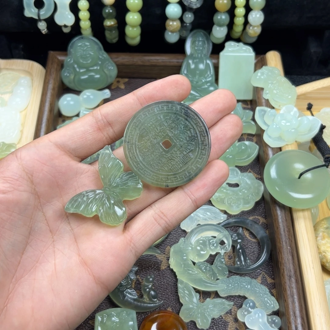 小***）未镶嵌蛇纹石玉颈饰山鬼蝴蝶