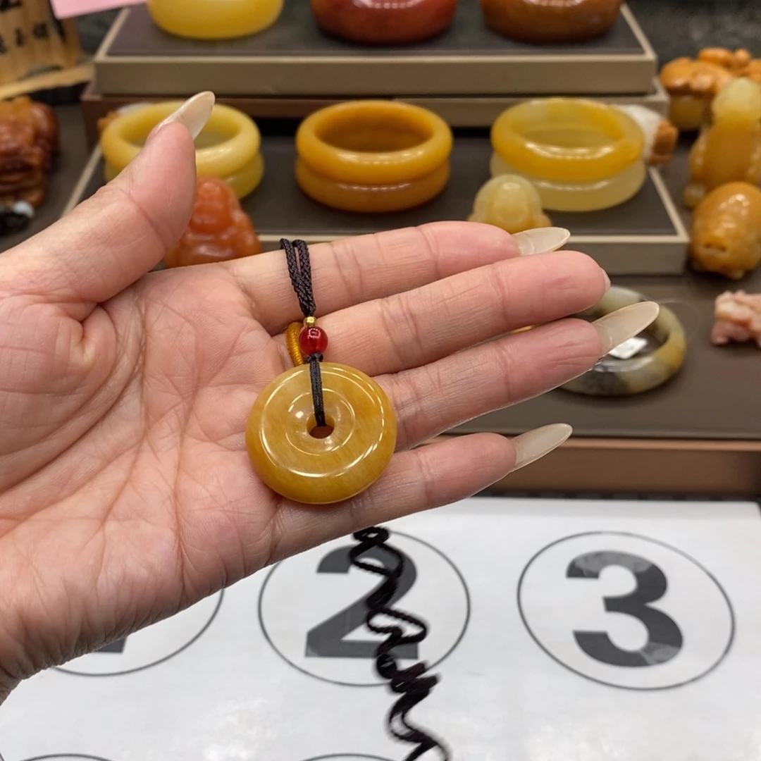 颈饰未镶嵌石英质玉