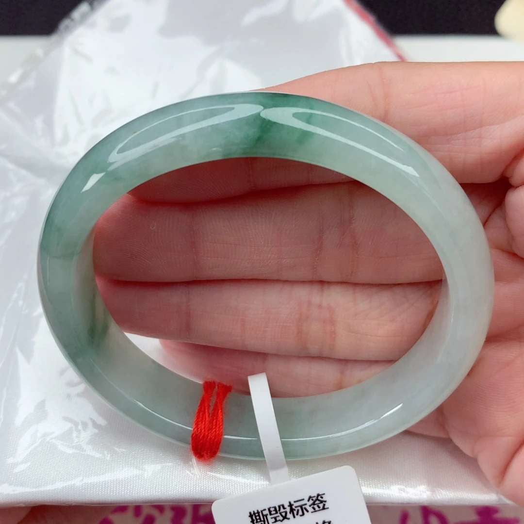 翡翠未镶嵌手镯56贵妃 细糯化淡绿底飘绿花