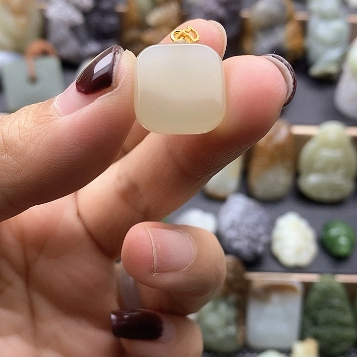 颈饰未镶嵌和田玉（糖玉）