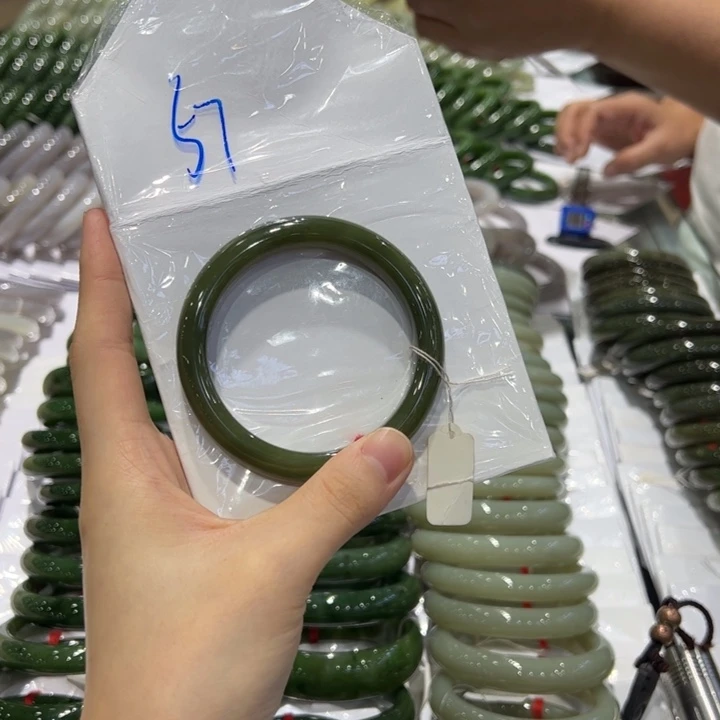 奈***何和田玉未镶嵌手镯