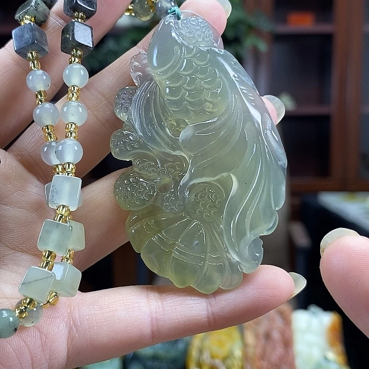 蛇纹石玉未镶嵌颈饰
