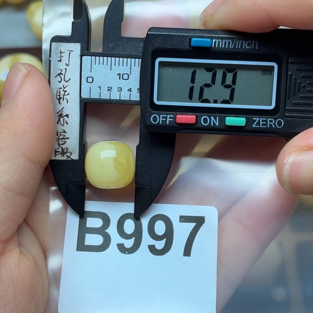 晚***～琥珀未镶嵌裸石蜜蜡