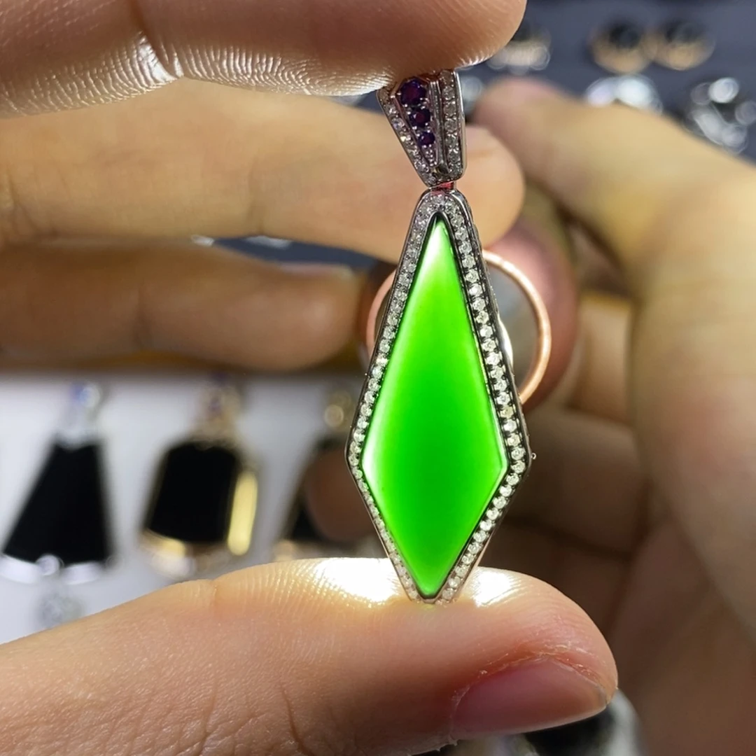 颈饰18K金镶嵌翡翠