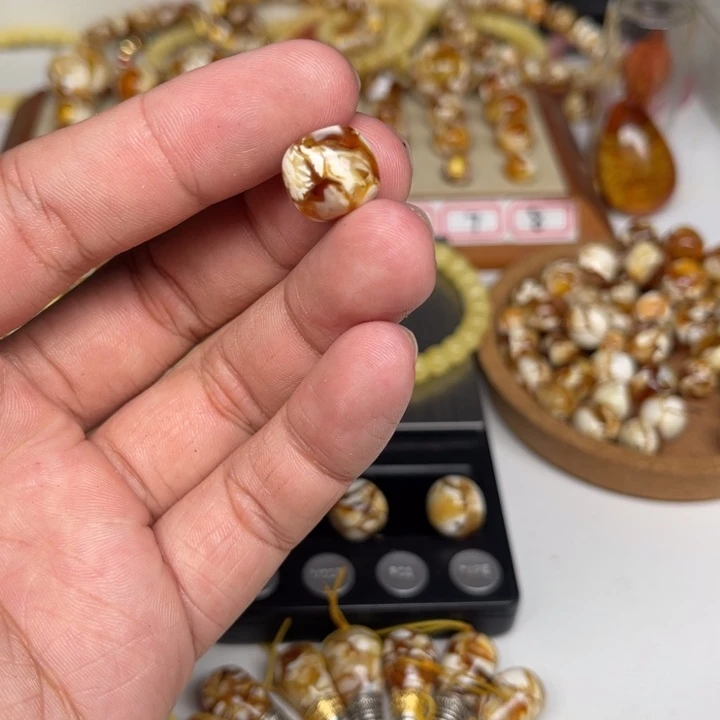 未镶嵌琥珀裸石26号