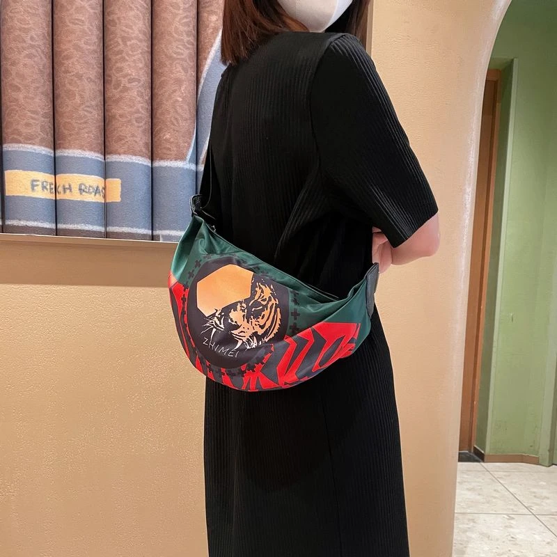 包包女2025新款超火帆布女包饺子包腰包女士休闲运动轻便斜挎包小