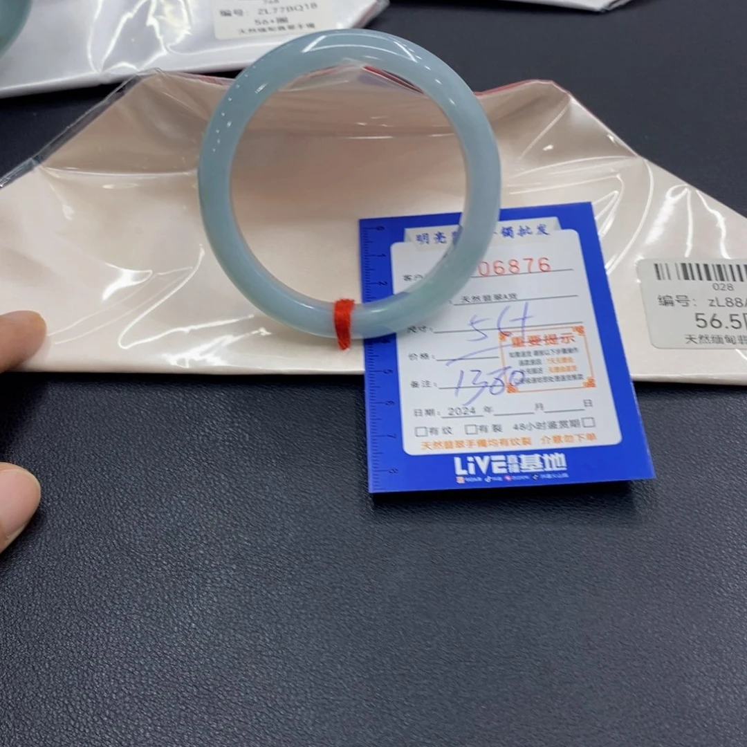 翡翠手镯未镶嵌翡翠手镯