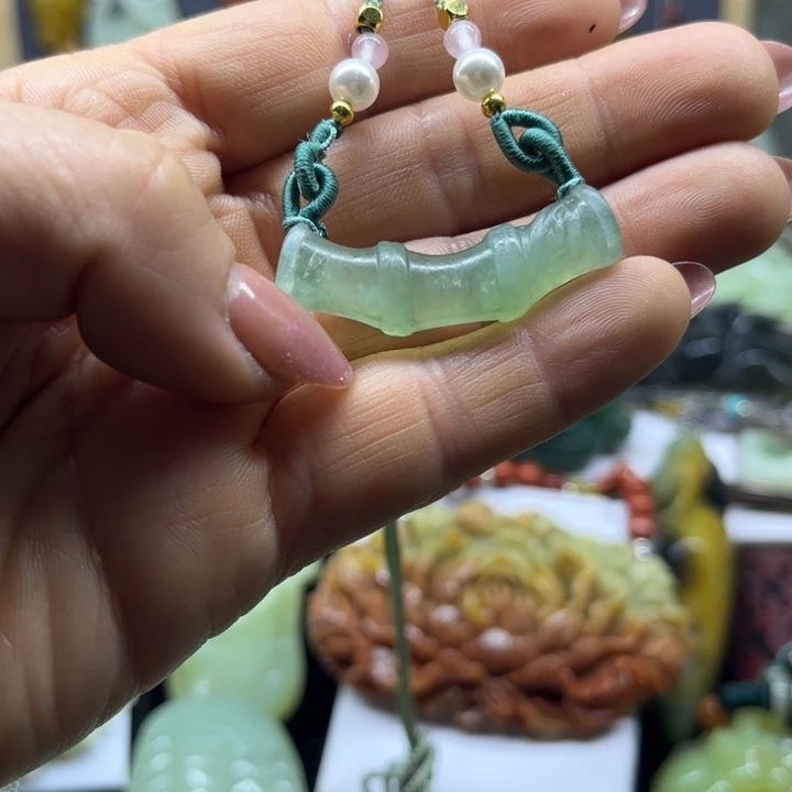 蛇纹石玉未镶嵌颈饰