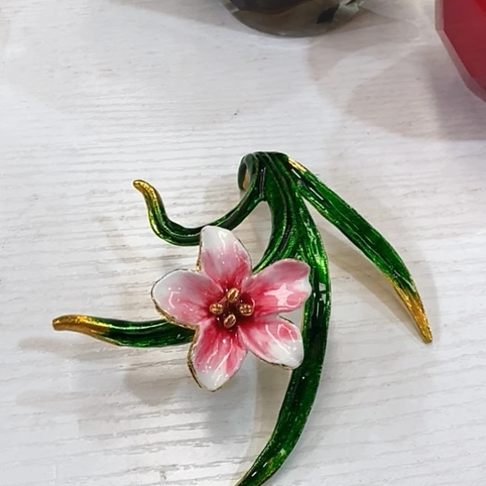 琉璃花瓶高8厘米宽5