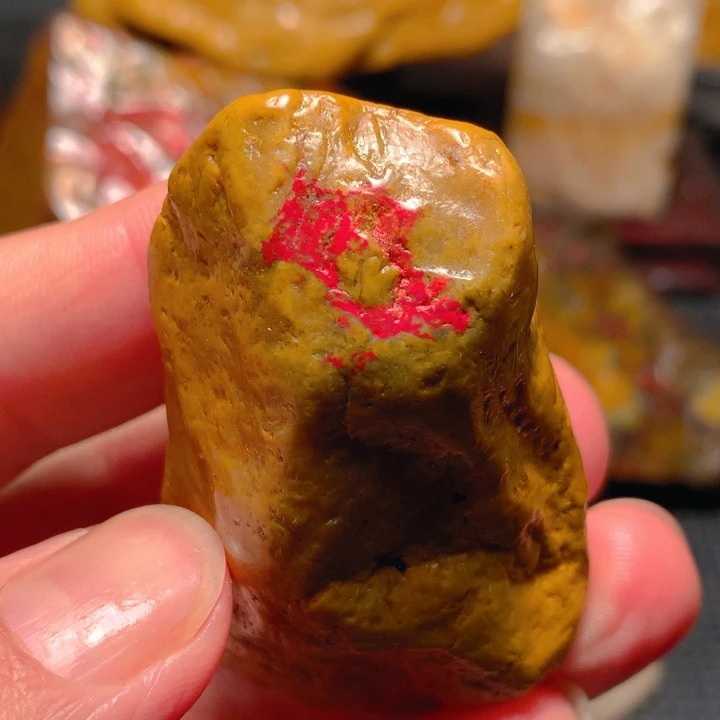 昌化石昌化田黄鸡血石