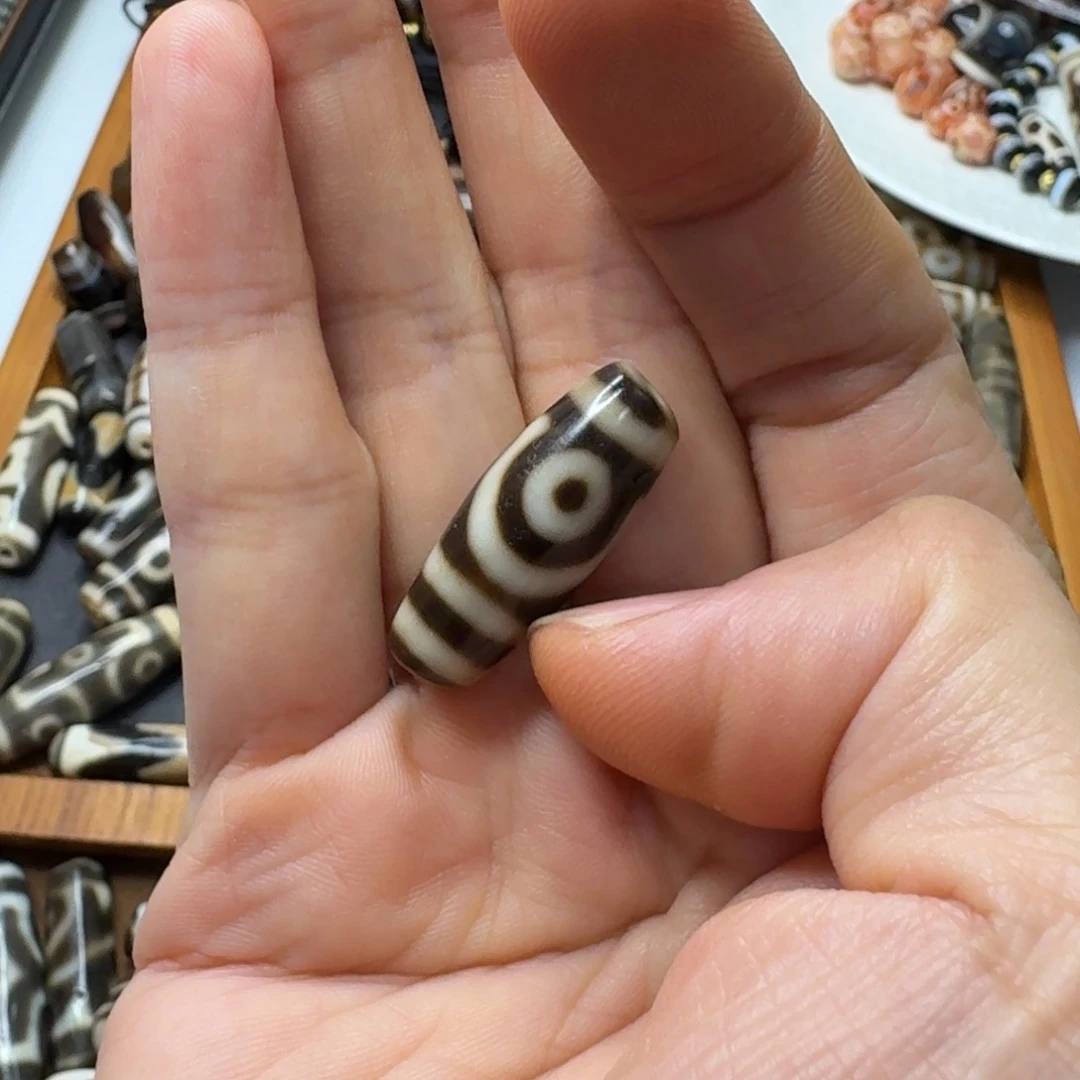 卷***袖未镶嵌颈饰玛瑙/玉髓