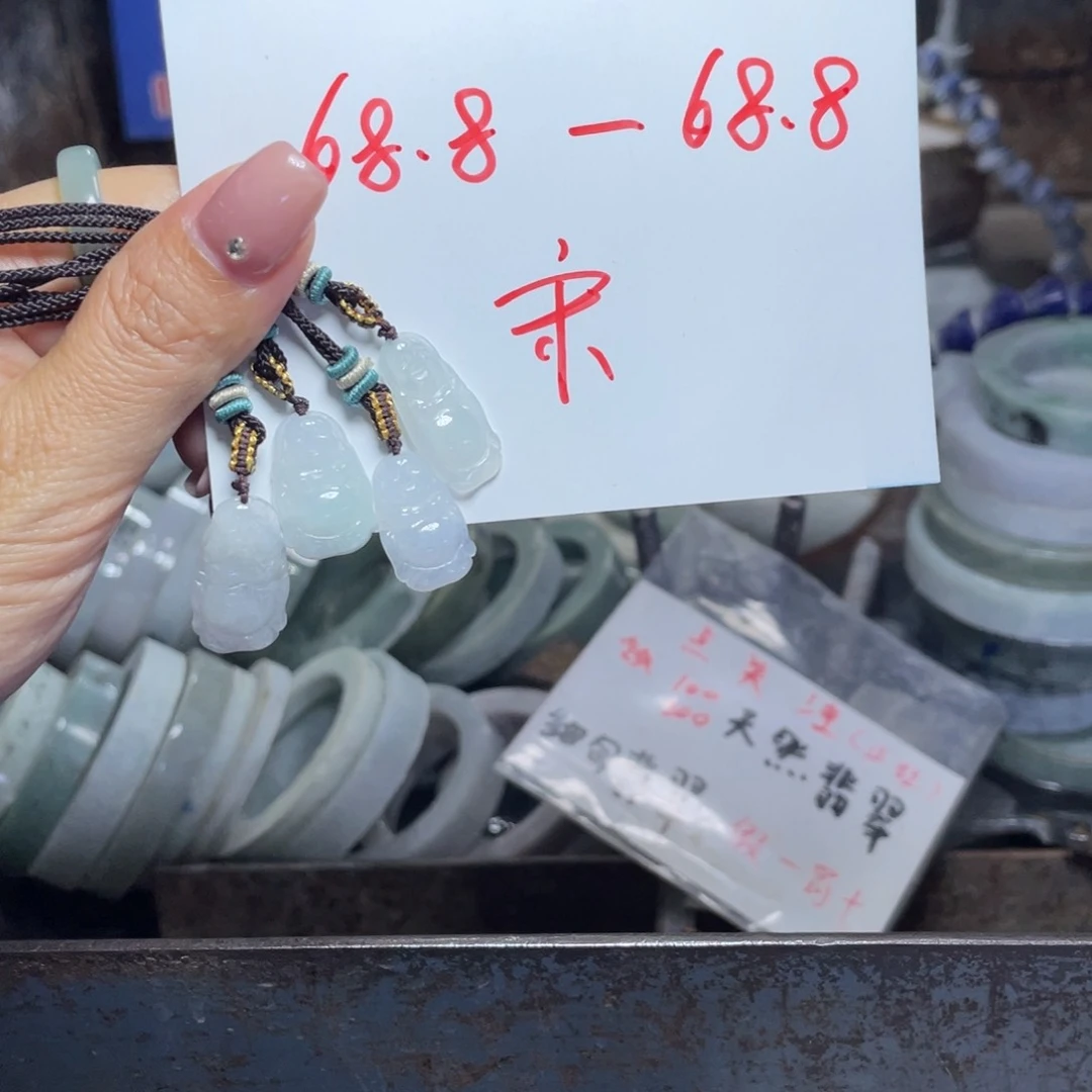 翡翠未镶嵌颈饰多样性