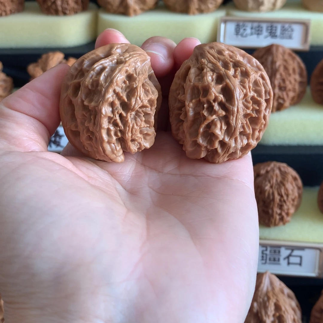 木质类文玩核桃野牛雕