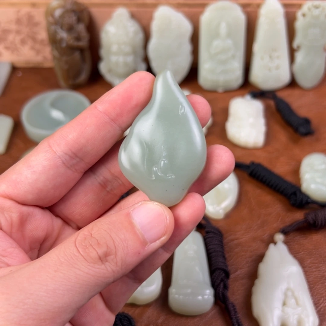 知***量和田玉（青白玉）未镶嵌颈饰