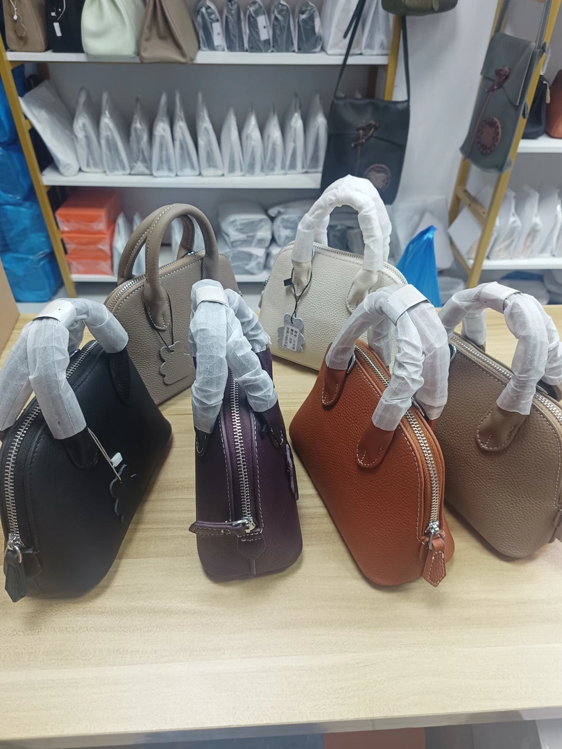 贝壳包头层牛皮女包