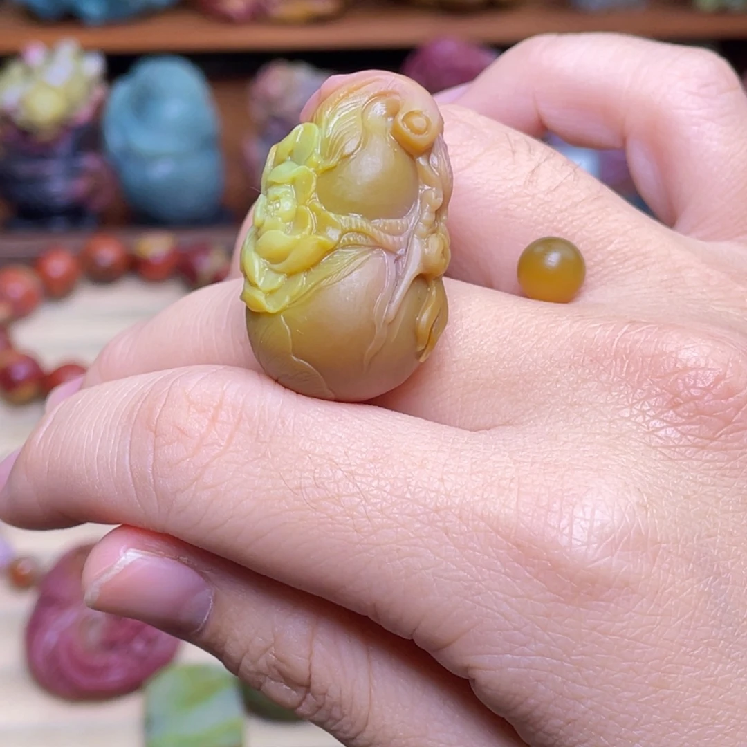 用***4玛瑙/玉髓未镶嵌珠宝半成品盐源玛瑙稀有黄色葫芦吊坠