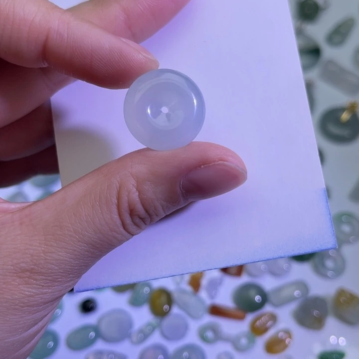 翡翠未镶嵌颈饰平安扣