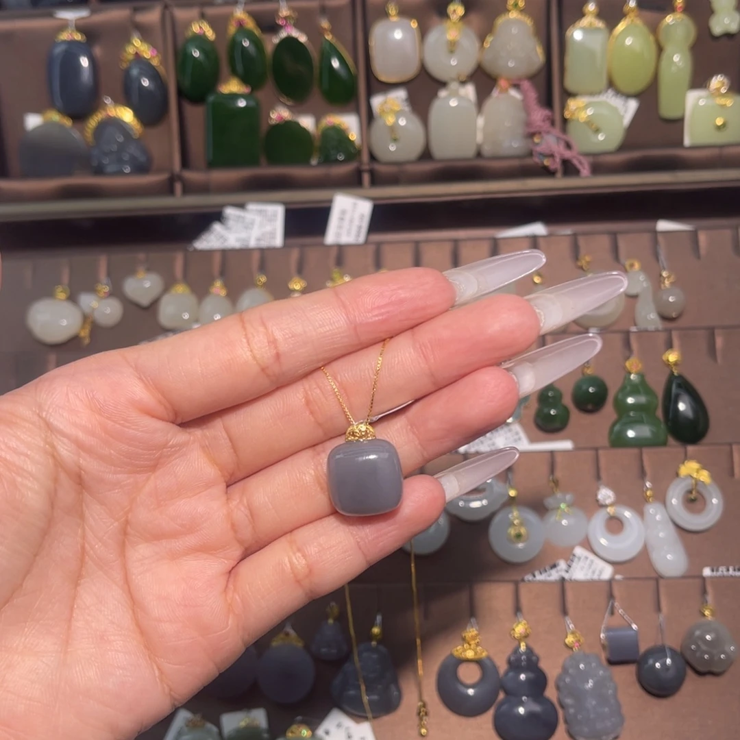 和田玉18K金镶嵌吊坠(赠链)