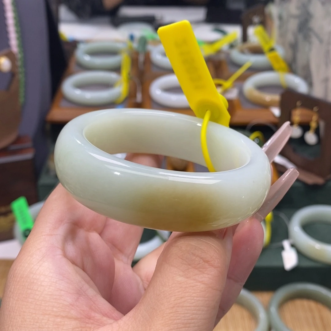 和田玉手镯未镶嵌清货