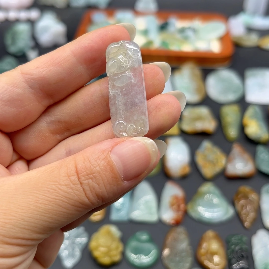 翡翠未镶嵌颈饰莲花