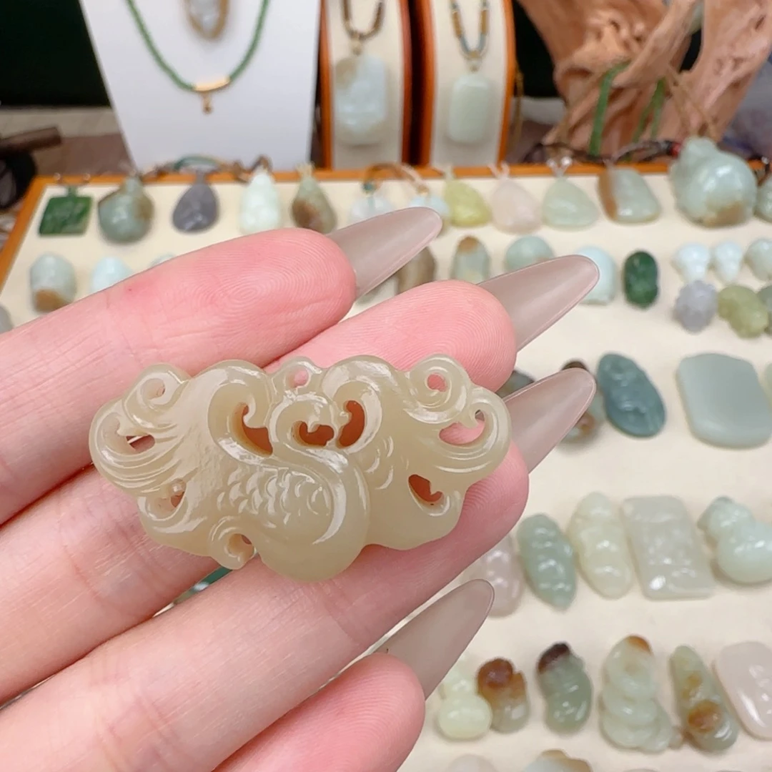 一***芳和田玉未镶嵌颈饰