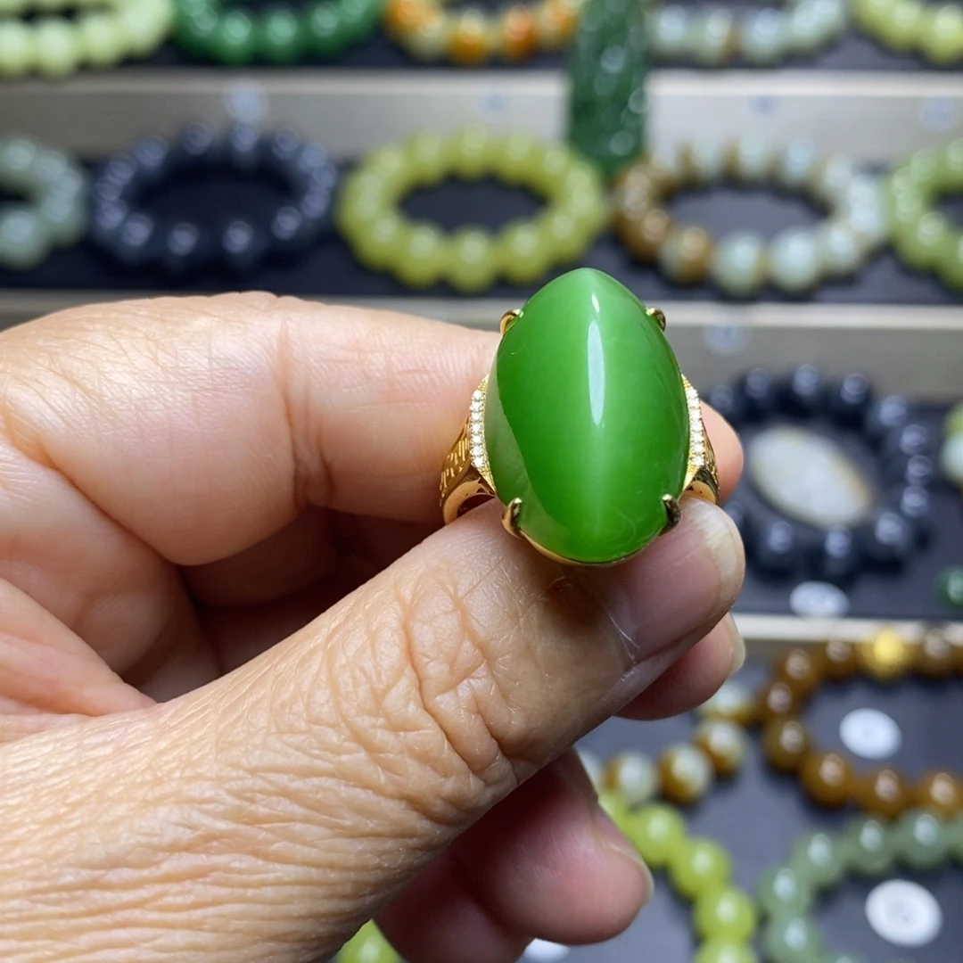 以***鉴和田玉（碧玉）18K金镶嵌颈饰