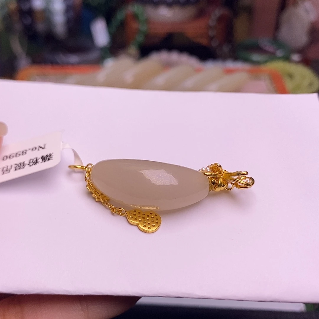 和田玉未镶嵌颈饰藕粉红粉月牙珠