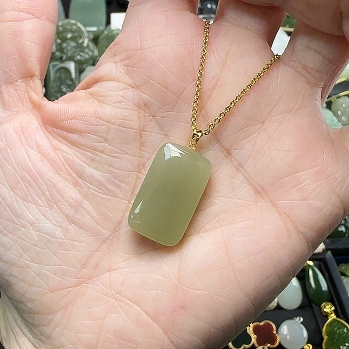 水***影和田玉18K金镶嵌颈饰