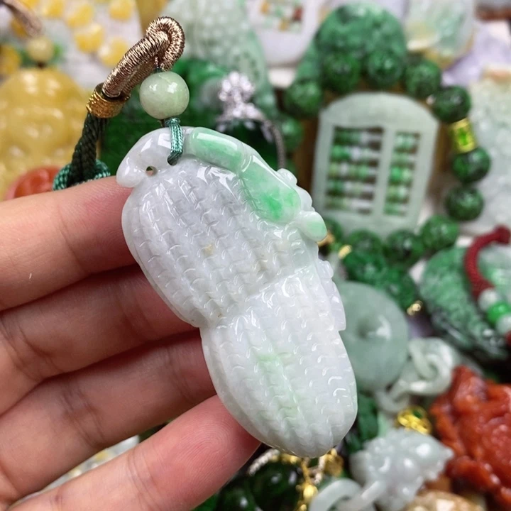 翡翠未镶嵌吊坠(赠链)