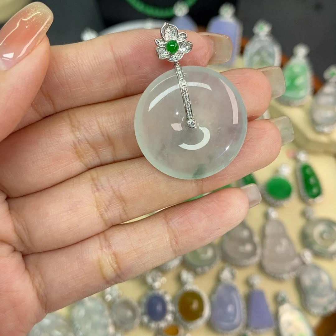 颈饰18K金镶嵌翡翠A货翡翠