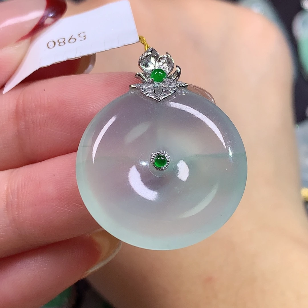 钟***镱翡翠18K金镶嵌颈饰扣子