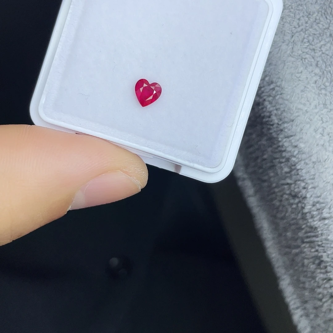 红宝石裸石0.587Ct。