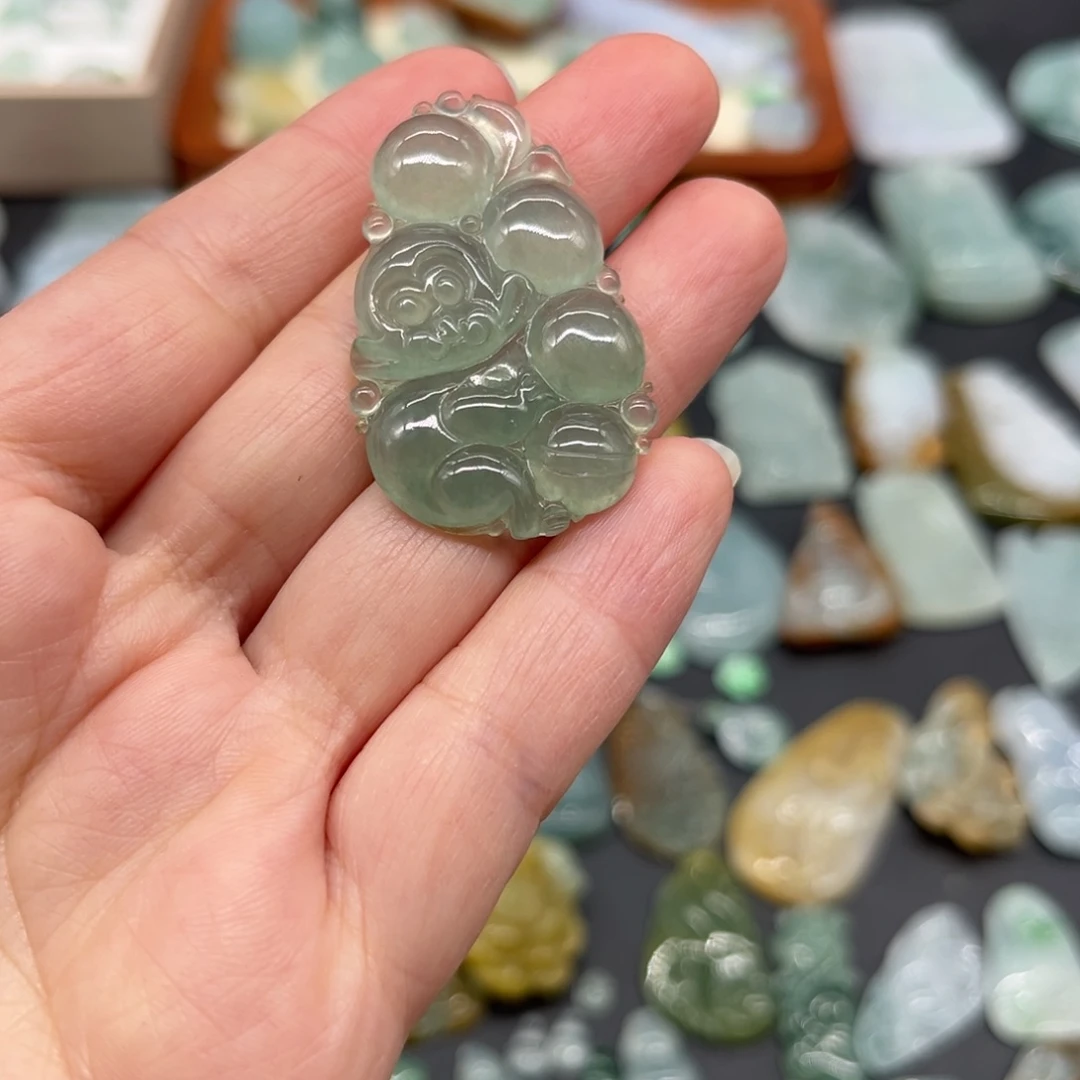 翡翠未镶嵌颈饰灵猴献瑞