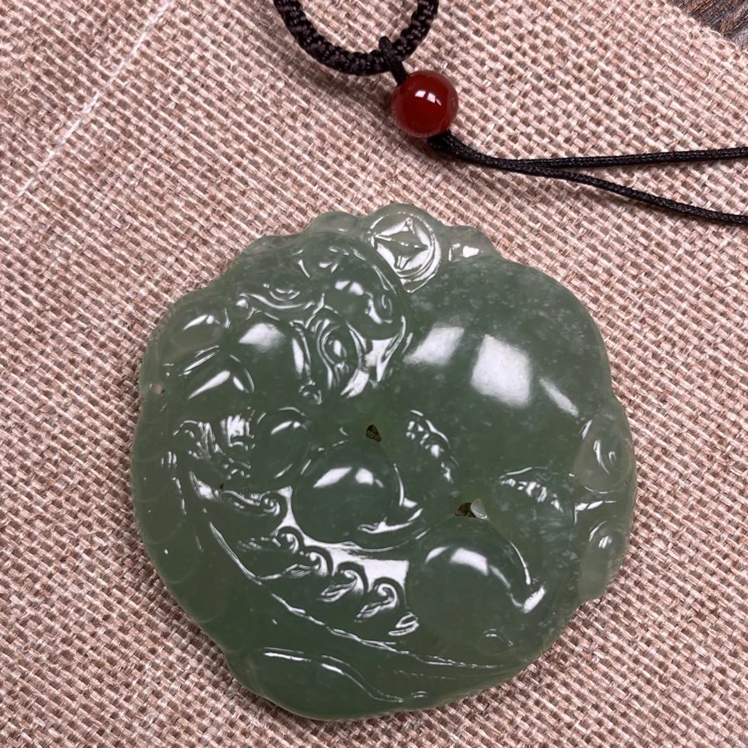 岫玉貔貅抱球吊坠 挂件