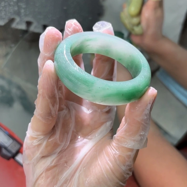 扛***机石英质玉（非洲翠）手镯未镶嵌定制
