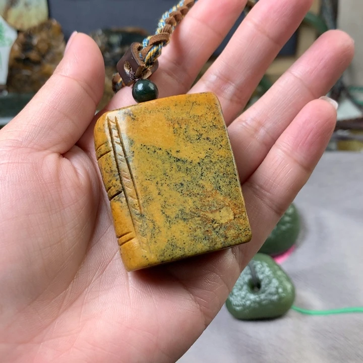 岫岩河磨玉（透闪石质玉）手把未镶嵌财**赢