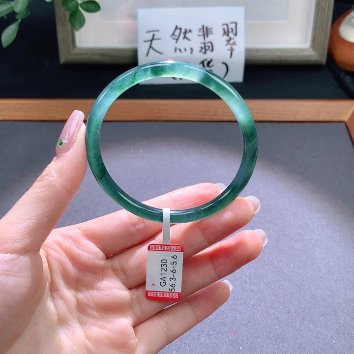 翡翠手镯未镶嵌天然翡翠手镯