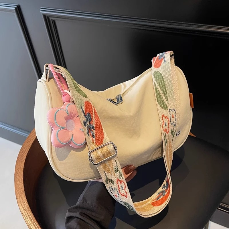 轻便尼龙布包包女2025新款时尚单肩饺子包夏季韩版学生通勤斜挎包