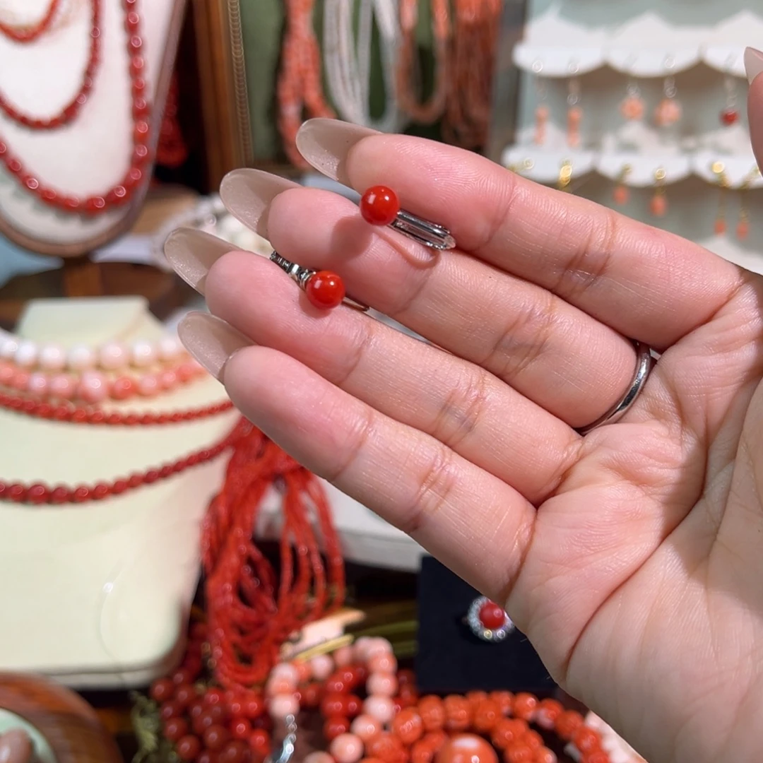 青***子无非金属aka的耳钉
