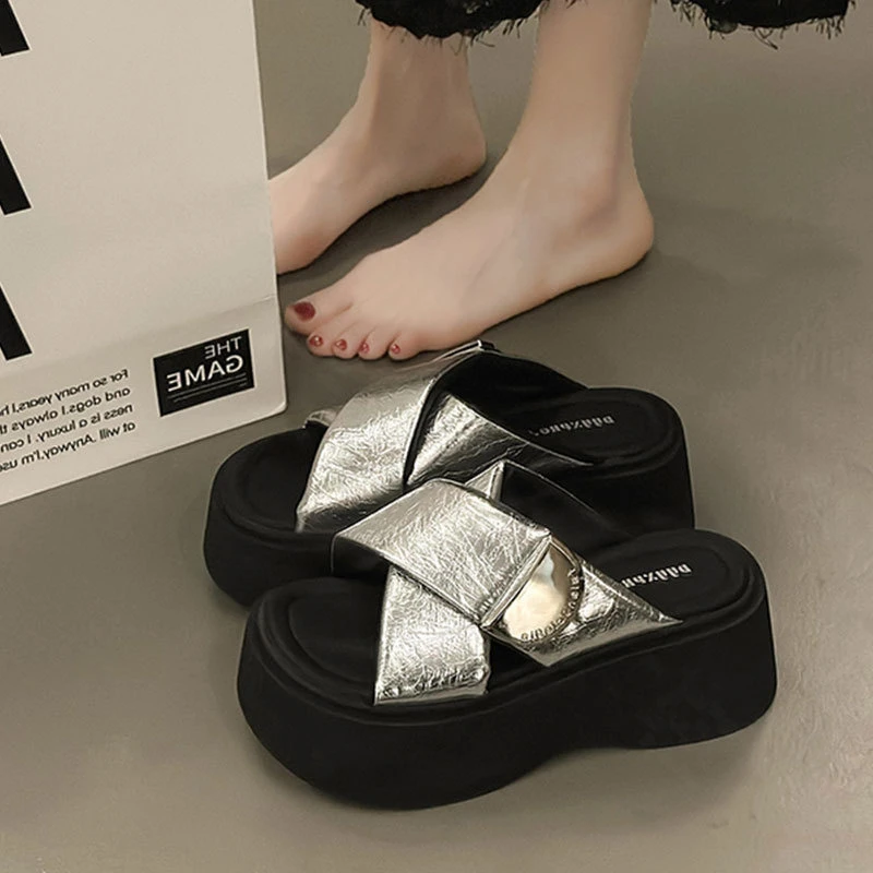 潮流新款超热夏季外搭高级感厚底增跟凉拖搭配美裙必备夏日风尚