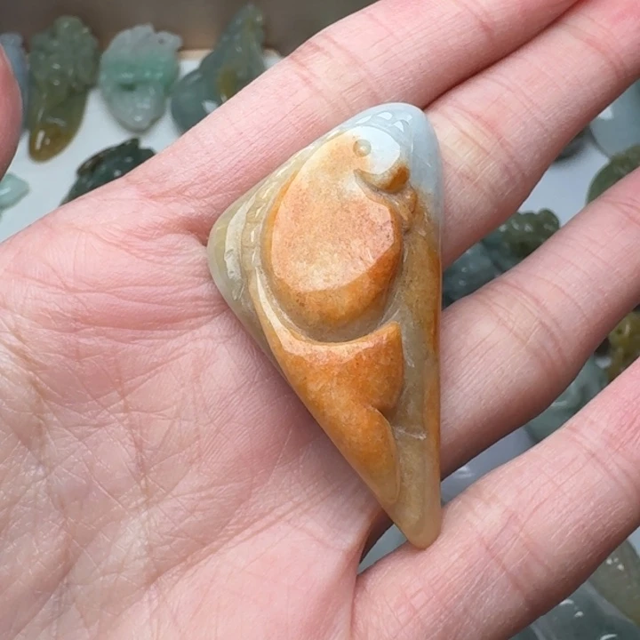 翡翠未镶嵌颈饰鱼