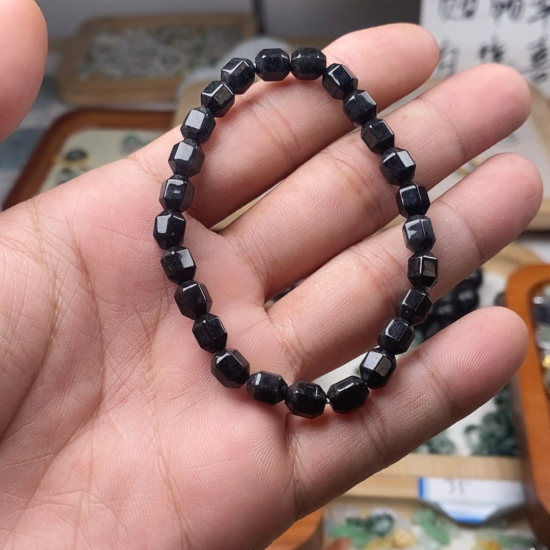 翡翠颈饰未镶嵌六角手串