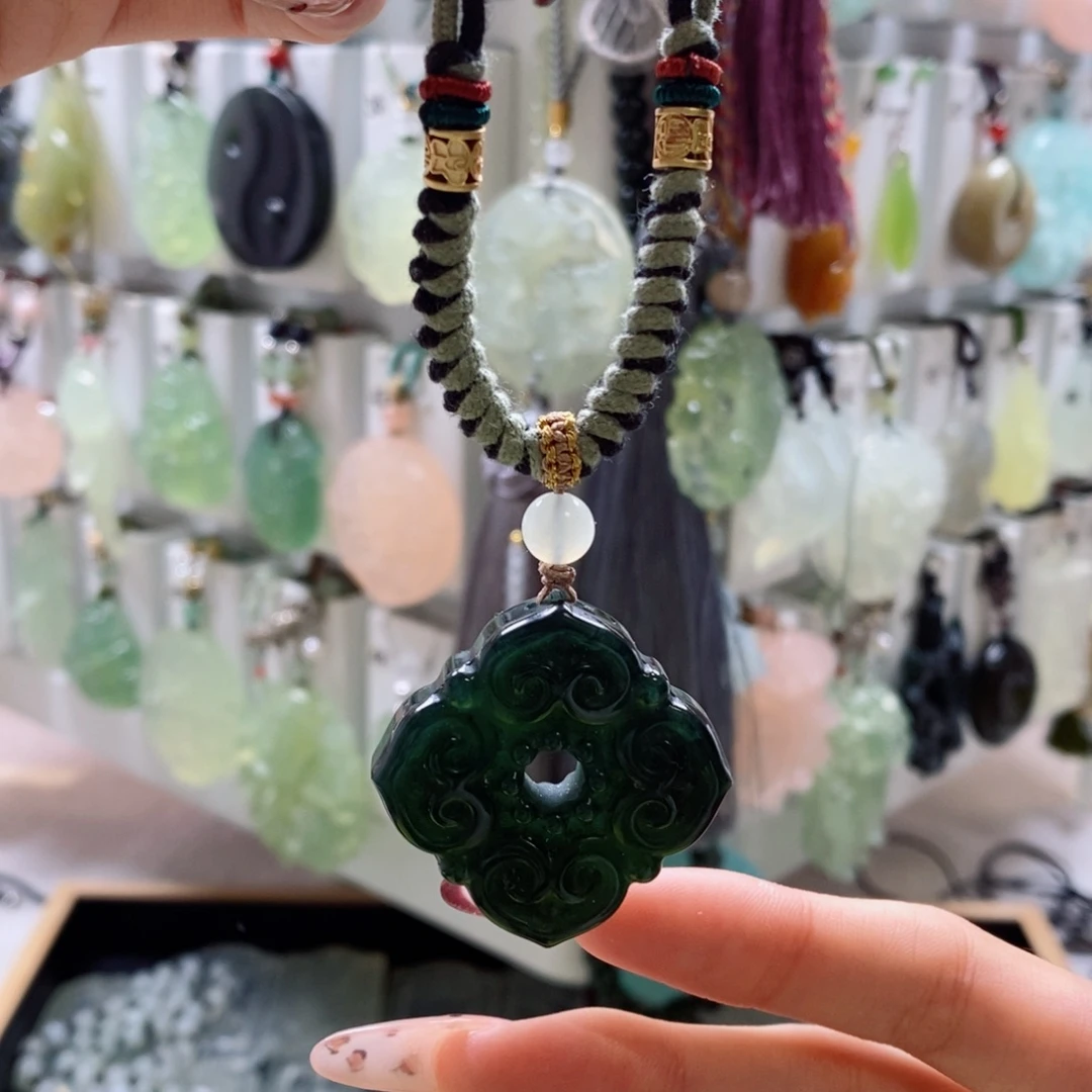 蛇纹石玉未镶嵌颈饰