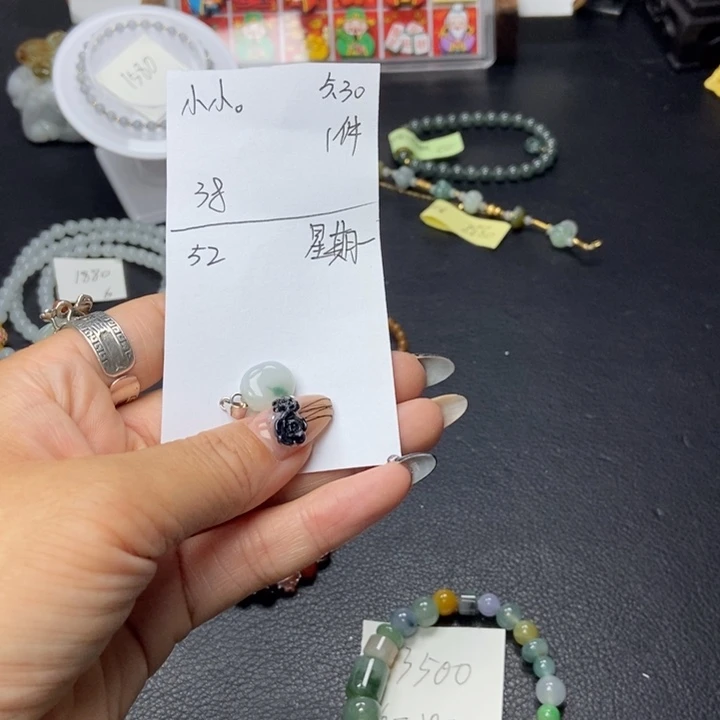 和田玉手镯未镶嵌小*。