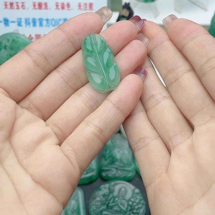 颈饰未镶嵌石英质玉