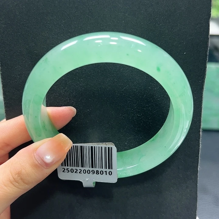 丢***.石英质玉（非洲翠）未镶嵌手镯