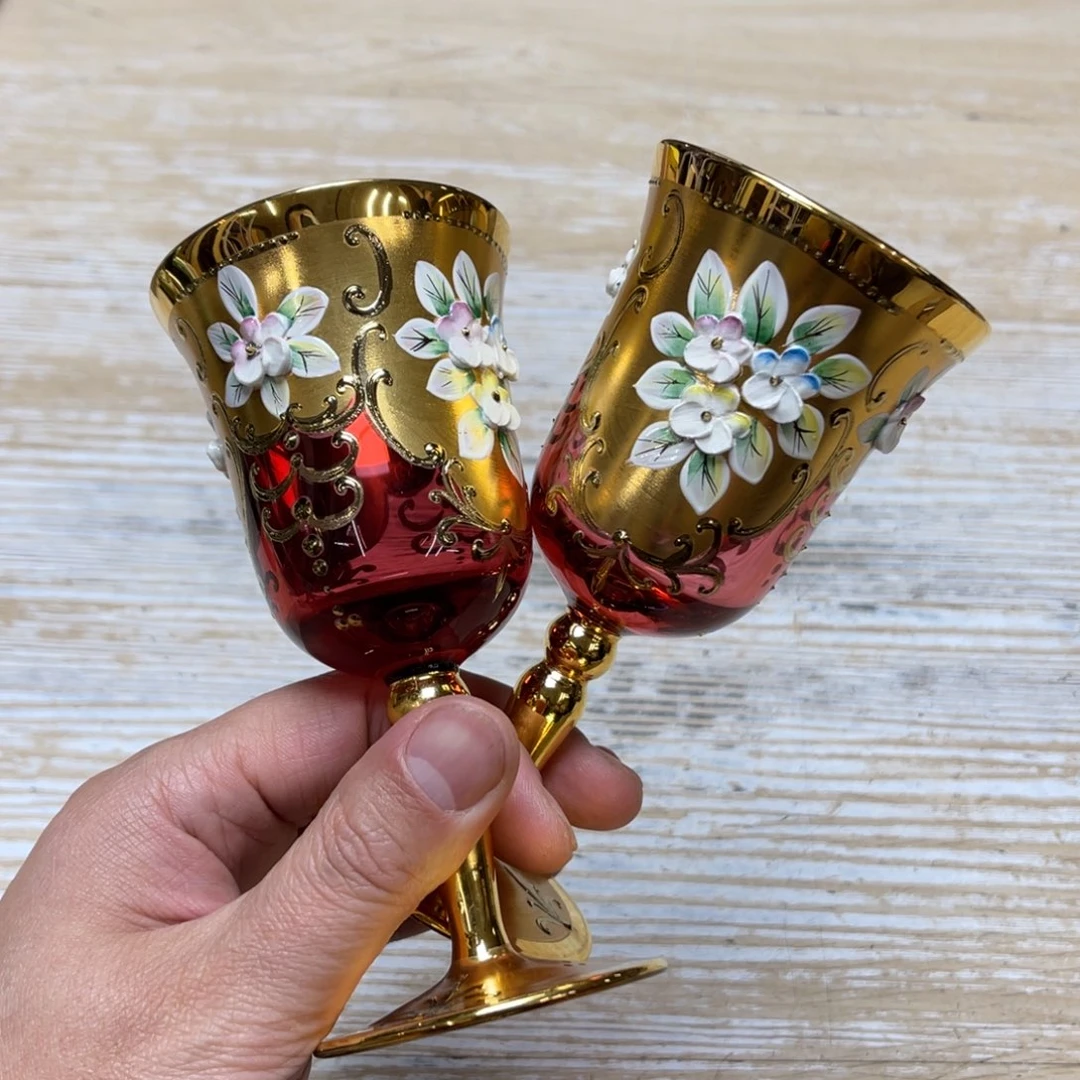 瓷片密密麻麻地排列着一