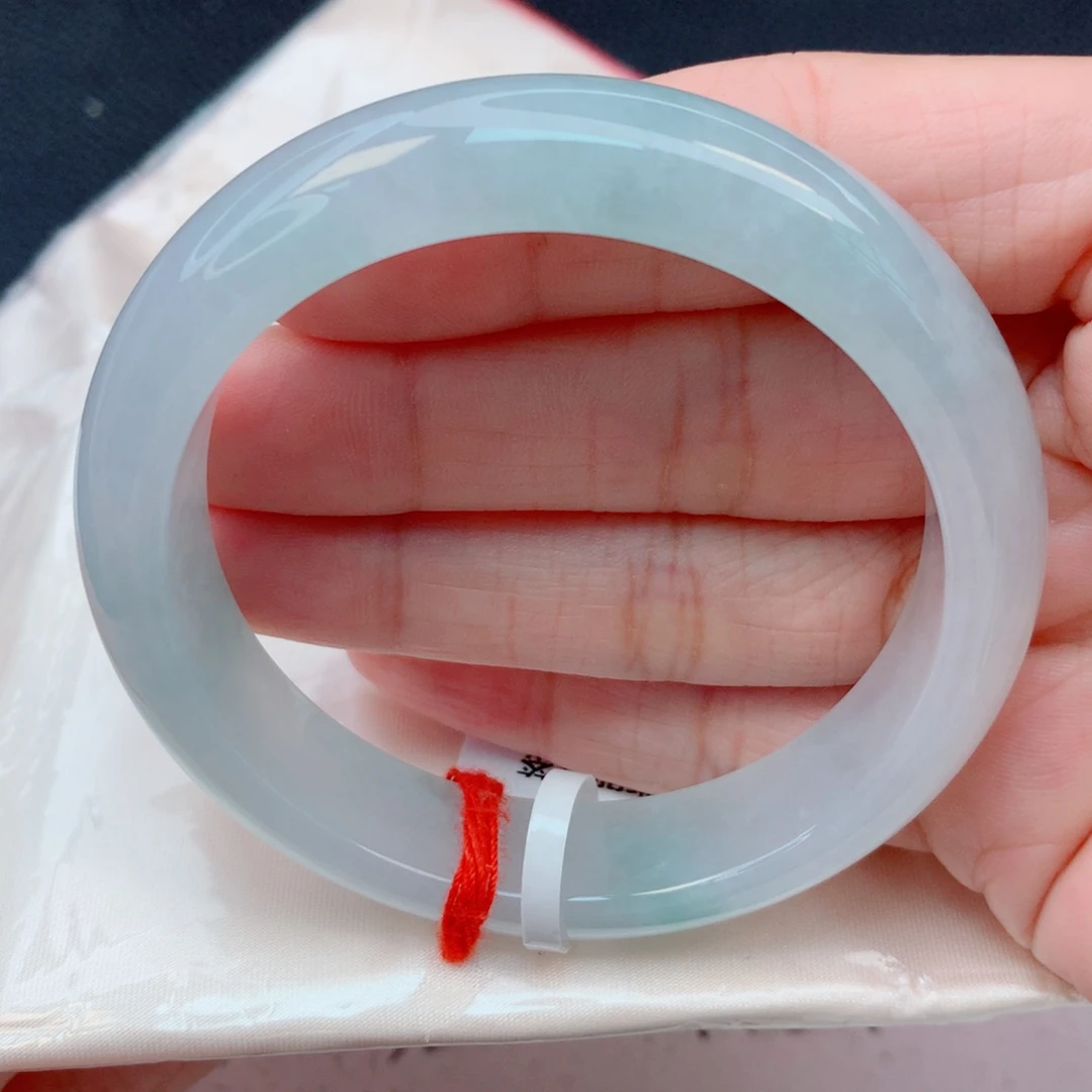 翡翠未镶嵌手镯55.5圈 白冰飘绿底冰胶润宽镯