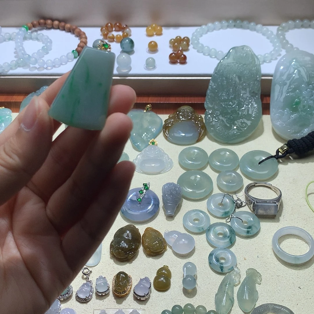 翡翠未镶嵌颈饰无事牌