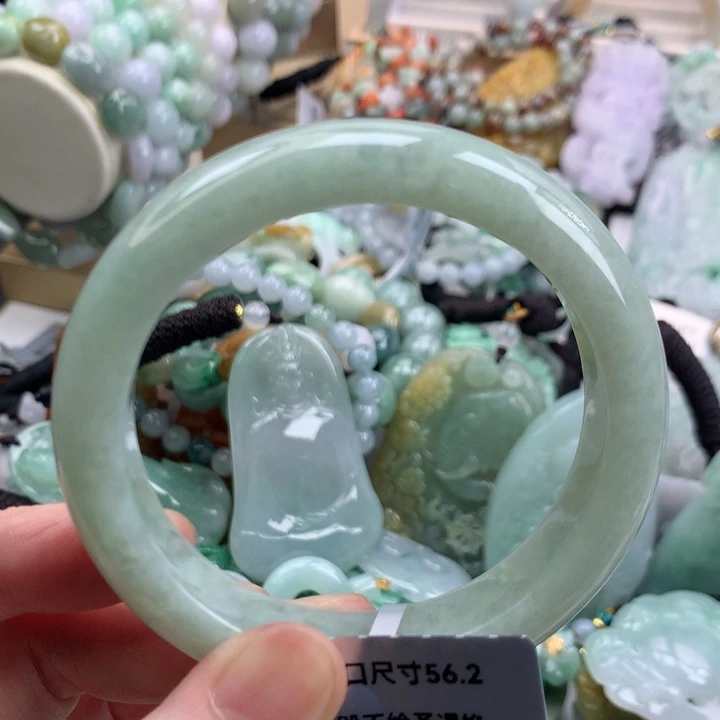 翡翠手镯未镶嵌吊坠